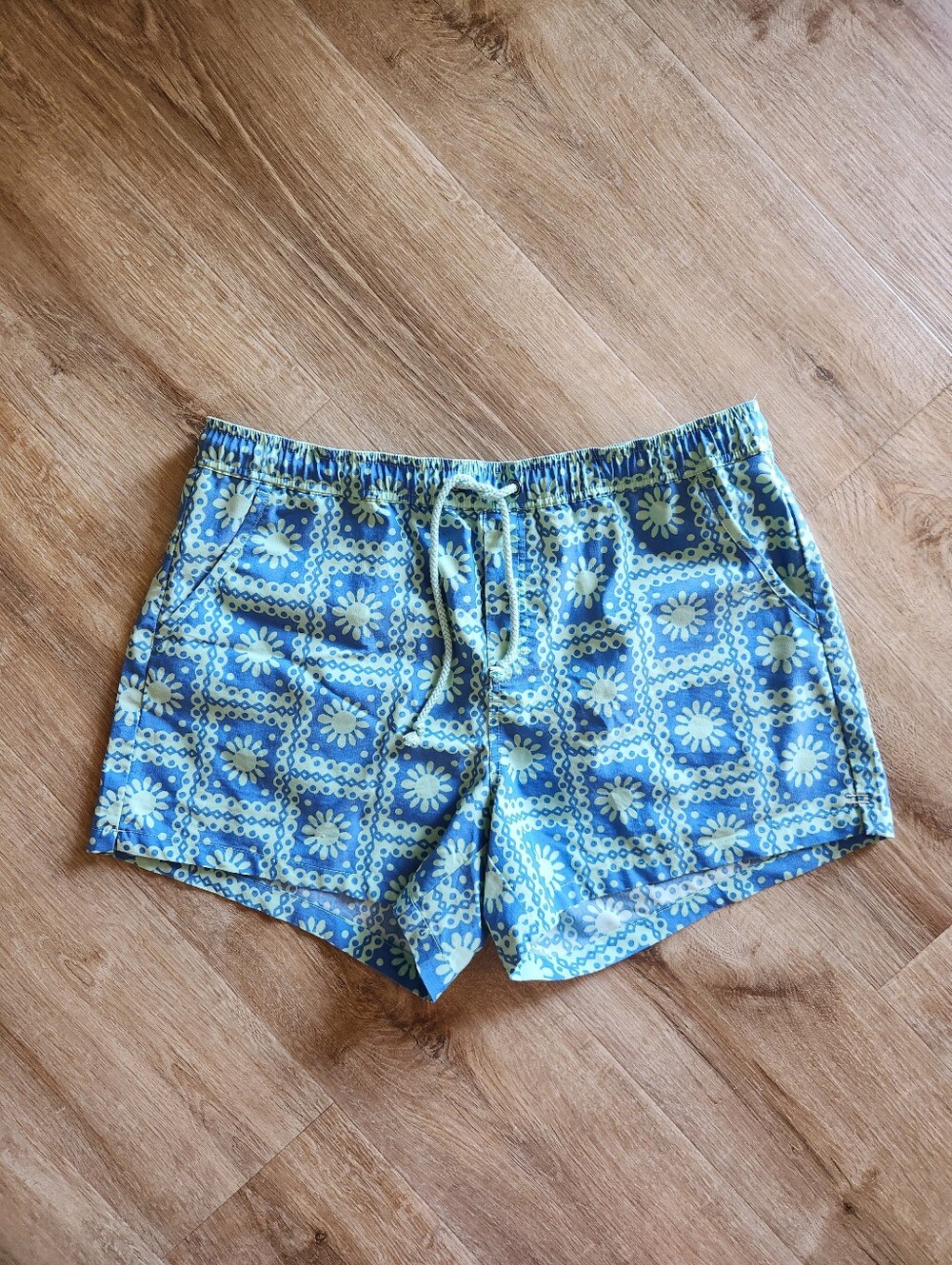 Toad & Co Women's Green & Blue Chicory Sun Tile Print Boundless Shorts Large